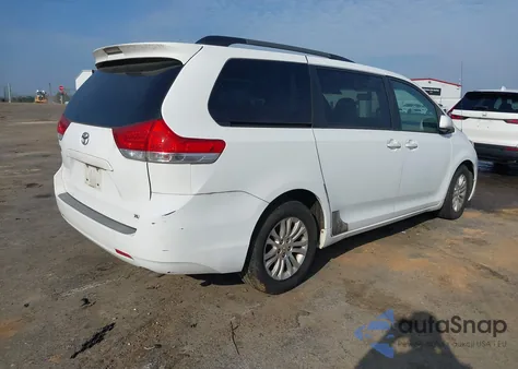2011 Toyota Sienna Xle V6 z USA, uszkodzony, nr VIN 5TDYK3DC3BS074645
